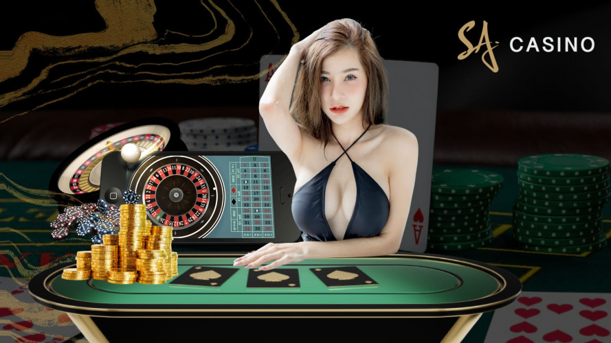 สาวสวยนั่งที่โต๊ะบาคาร่า คอยแจกไพ่ในคุณในการเล่นบาคาร่าที่ sa gaming